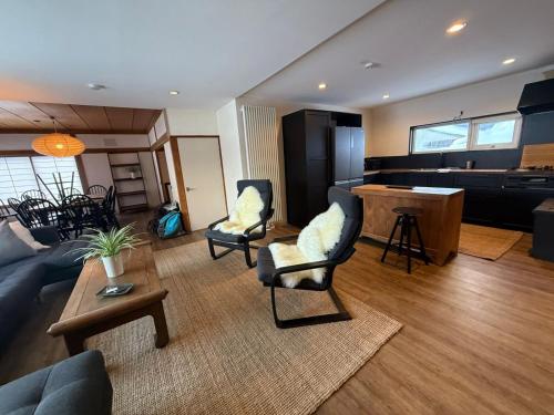Rusutsu Tsuru House 2 - Chalet Near Rusutsu Ski Resort – khách sạn tại Kimobetsu