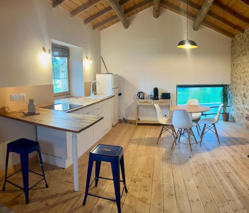 Maison en pierres avec piscine-4 pers-Nord Ardèche (Maison en pierres avec piscine-4 pers-Nord Ardeche) in Étables