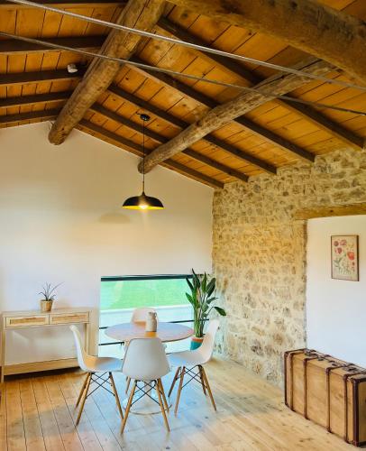 Maison en pierres avec piscine-4 pers-Nord Ardèche (Maison en pierres avec piscine-4 pers-Nord Ardeche) in Étables