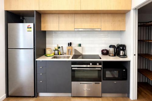 Kitchen, Bright 2BR Apartment at Jacks Point Golf Course With Mountain Views in The Remarkables