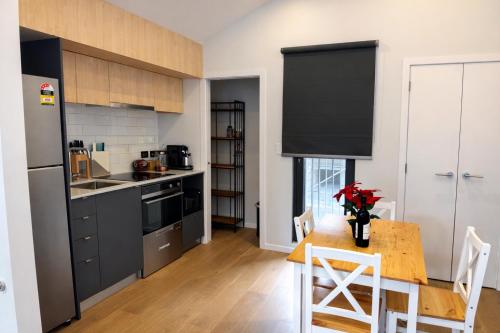 Kitchen, Bright 2BR Apartment at Jacks Point Golf Course With Mountain Views in The Remarkables