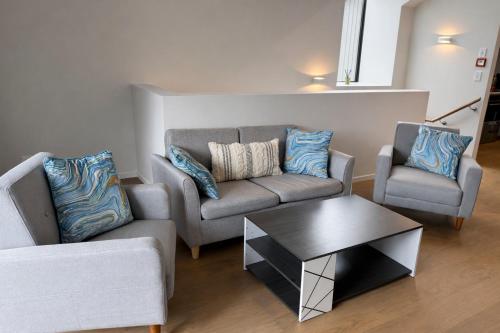 Shared lounge/TV area, Bright 2BR Apartment at Jacks Point Golf Course With Mountain Views in The Remarkables