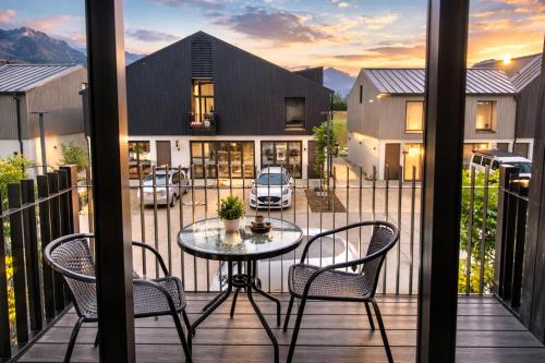 Balcony/terrace, Bright 2BR Apartment at Jacks Point Golf Course With Mountain Views in The Remarkables