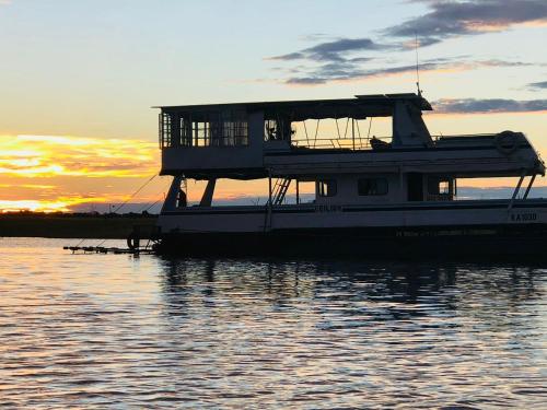 'Lekker' off grid Houseboat escape - adventure & serenity on Lake Kariba in Kariba