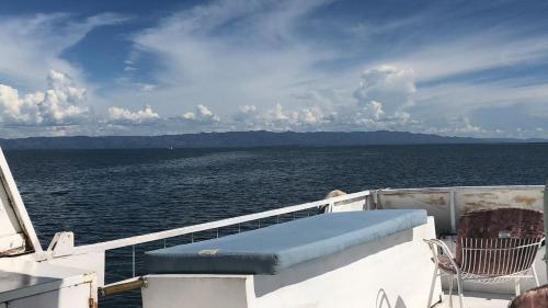 'Lekker' off grid Houseboat escape - adventure & serenity on Lake Kariba in Kariba