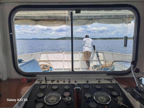 'Lekker' off grid Houseboat escape - adventure & serenity on Lake Kariba in Kariba