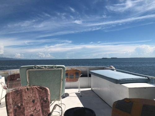 'Lekker' off grid Houseboat escape - adventure & serenity on Lake Kariba in Kariba