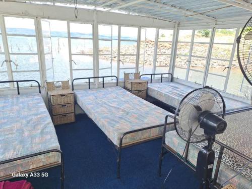 'Lekker' off grid Houseboat escape - adventure & serenity on Lake Kariba in Kariba