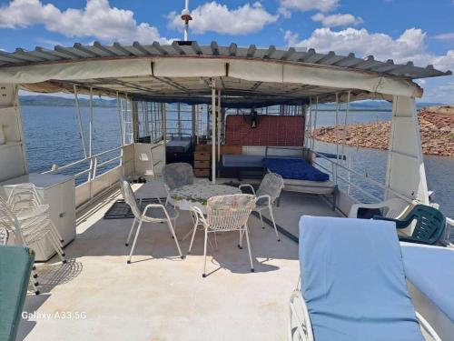 'Lekker' off grid Houseboat escape - adventure & serenity on Lake Kariba in Kariba