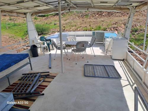 'Lekker' off grid Houseboat escape - adventure & serenity on Lake Kariba in Kariba