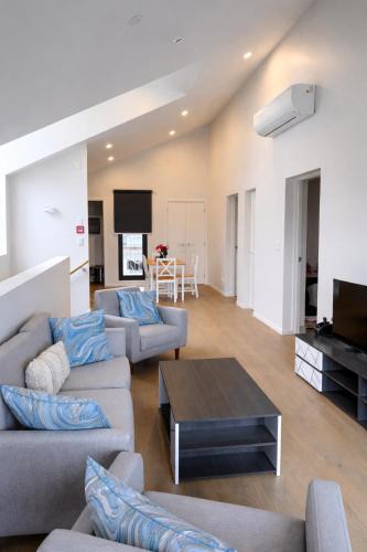 Guestroom, Bright 2BR Apartment at Jacks Point Golf Course With Mountain Views in The Remarkables