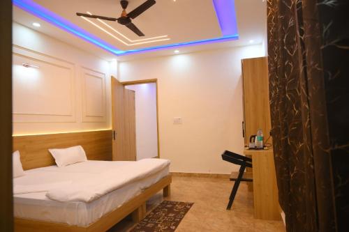 1 double bed, 2 twin beds