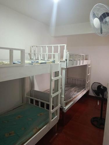 Girls Dorm and Bedspace in BBB Marulas Valenzuela with Free Wi-Fi – khách sạn tại Valenzuela