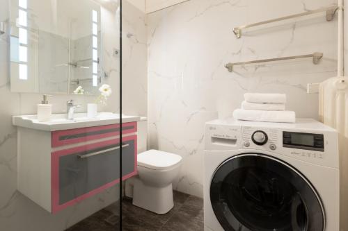 Serenity Escape with Jacuzzi - image 10