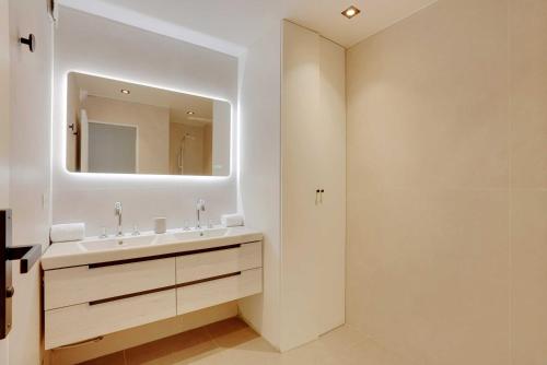Charming Apt with AC  balcony - image 8