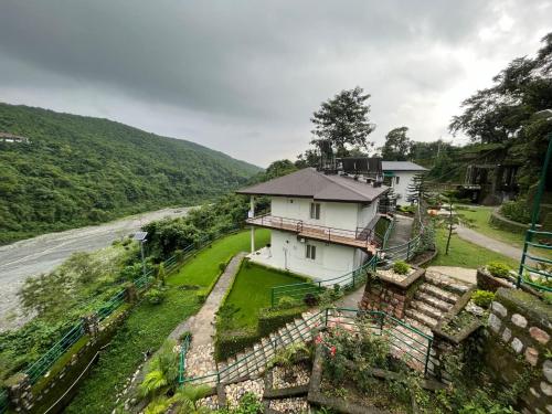 Home in the Hills, Resort & Restaurant