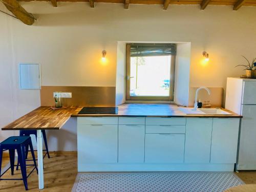 Maison en pierres avec piscine-4 pers-Nord Ardèche (Maison en pierres avec piscine-4 pers-Nord Ardeche) in Étables