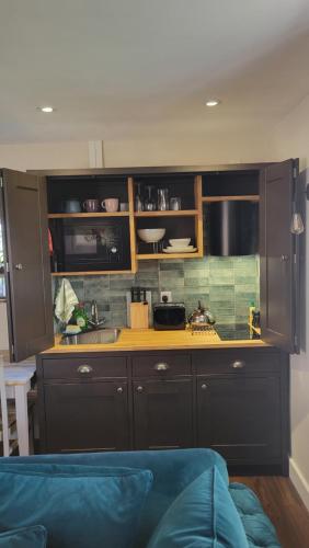 virtuve, Gardeners Cottage Apartment in Bleikmīra