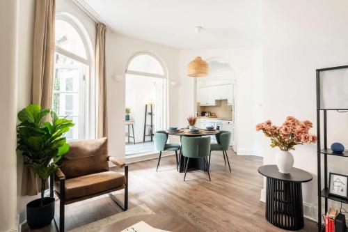 2 BR - Elegant Chelsea Stay Near V&A and Hyde Park - image 14