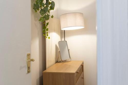 2 BR - Elegant Chelsea Stay Near V&A and Hyde Park - image 13