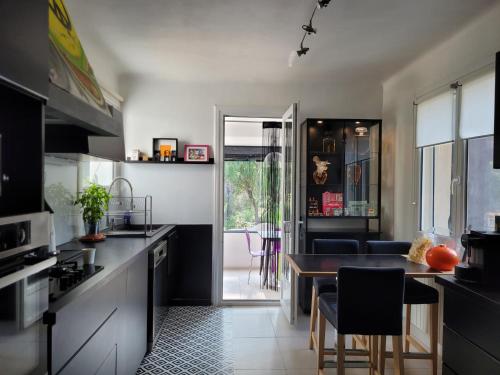 Kitchen, UN OASIS EN PROVENCE in Eoures