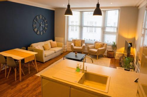 Central Flat nr Beach with Parking Sleeps 4