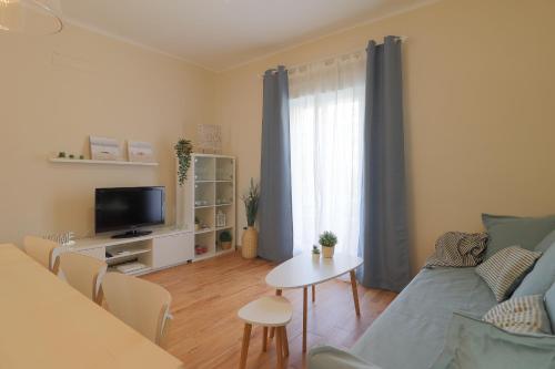 C102 - Huge and Stylish 5 Bedroom by the Center - image 5