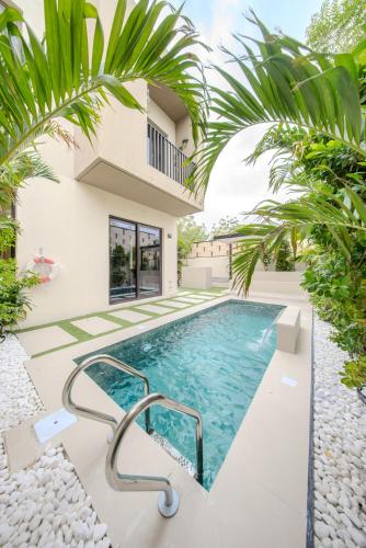 Private Pool Villa in Sharjah - Green Gem - BBQ Pit - Maid Room – khách sạn tại Sân bay quốc tế Sharjah