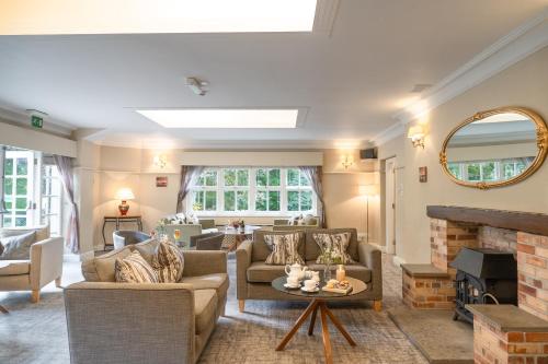 Shared lounge/TV area, Briery Wood Hotel in Ecclerigg