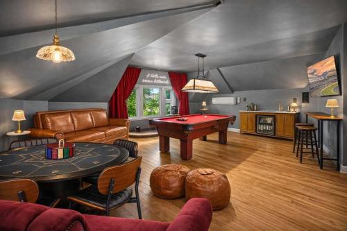 Gatsby House Luxe 3BR Game Room Hot Tub – khách sạn tại Irish Hill