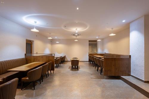 Restoran, V-Stay in Madanapalle