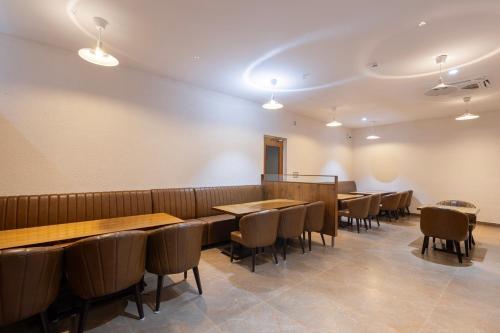 Restoran, V-Stay in Madanapalle