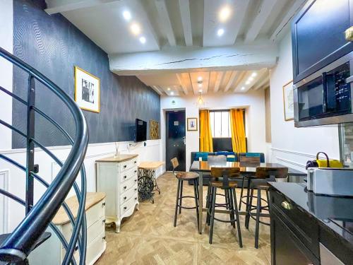 UrbanFlat 32 - Appartement de 2 étages en plein centre de Paris