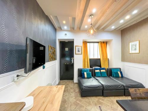 UrbanFlat 32 - Appartement de 2 étages en plein centre de Paris - image 2