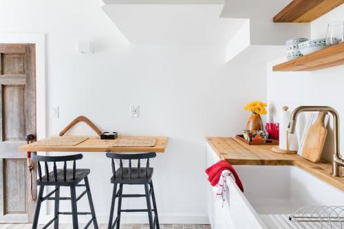 Studio Guest Suite in Forest Cottage in Tryon, USA