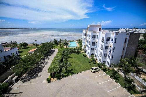 Nyali Beach 2BR Seaview Apartment - Pool & Beach Access - Sleeps 4 - Mombasa