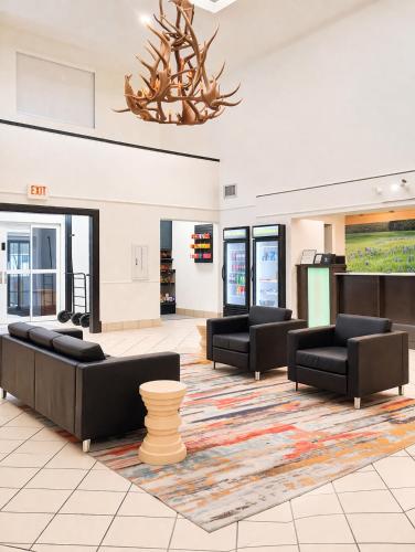 라 퀸타 인 & 스위트 바이 윈덤 커빌 - 로비