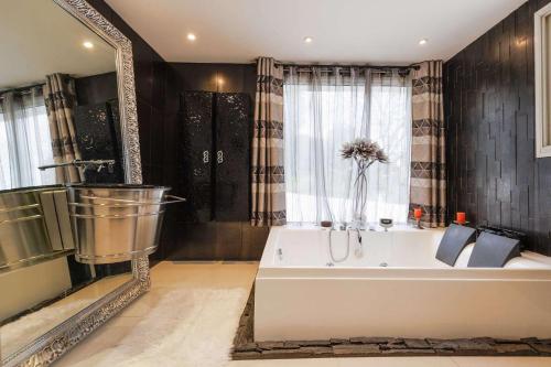 Villa Californienne d’Exception avec Piscine Rouge a Antibes in Maure