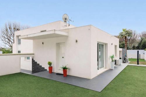 Villa Californienne d’Exception avec Piscine Rouge a Antibes in Maure