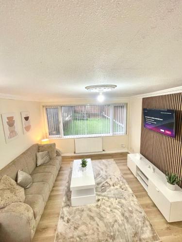 Glorious 4BR Home Family Group-Friendly HS2 NEC BHX gîte à louer River Cole