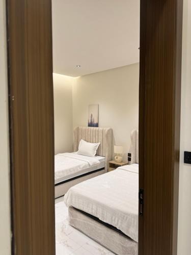 Sunrise Luxury 3 Bedrooms Apartment الشروق - Tap to explore photos