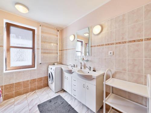Fürdőszoba, Holiday Home Green Valley Park Stárkov 6 by Interhome (Holiday Home Green Valley Park Starkov 6 by Interhome) in Stárkov
