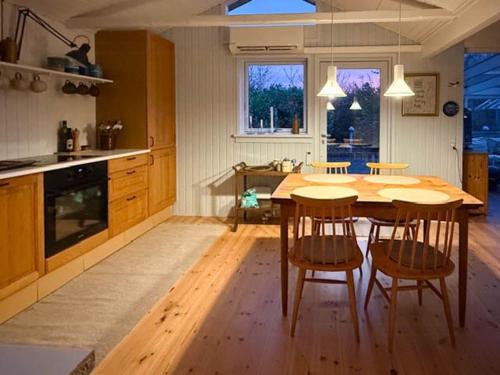 Viesnīcas āriene, Cozy Summer House With Greenhouse Near Høvestrand in Vig