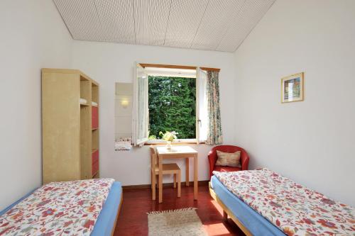 Economy Twin Room with Shared Bathroom image 5