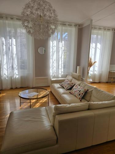 Appartement de charme en plein centre ville avec spacieux garage privé