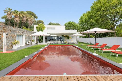 Swimming pool, Villa Californienne d’Exception avec Piscine Rouge a Antibes in Maure