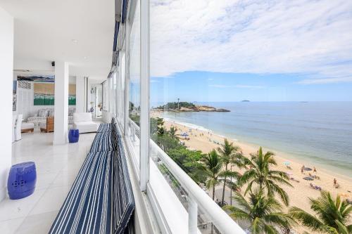 Rio082 - Charming beachfront apartment in Ipanema - image 2
