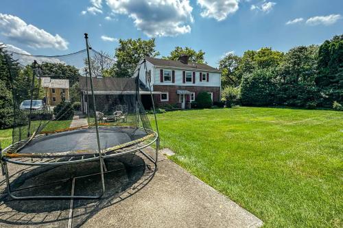Elegant 4BR Princeton Escape • Game Rm • Big Yard in 普林斯頓市中心