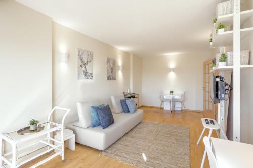Olaias Modern with Garage by Homing - image 7