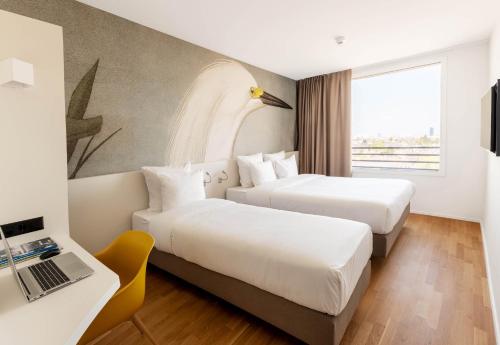 1 queen bed, 1 twin bed